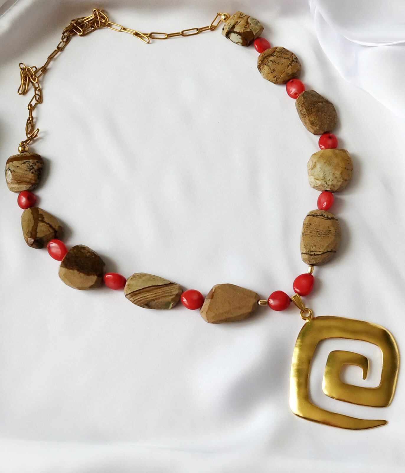Collar largo Precolombino en Piedras naturales de Jasper Madera y Corales – Dije representativo de la cultura indígena Calima.