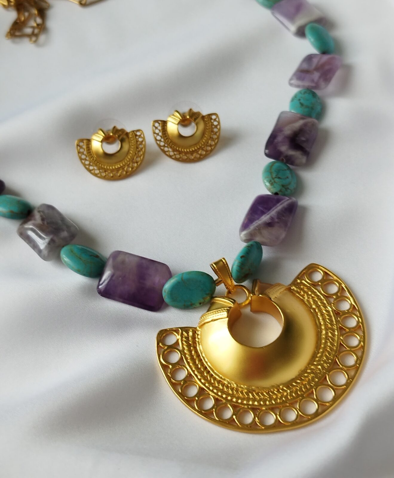 Collar  Precolombino en Amatistas y Howlita azul – Dije  de Nariguera Semilunar de la cultura indígena Tairona. - Imagen 2