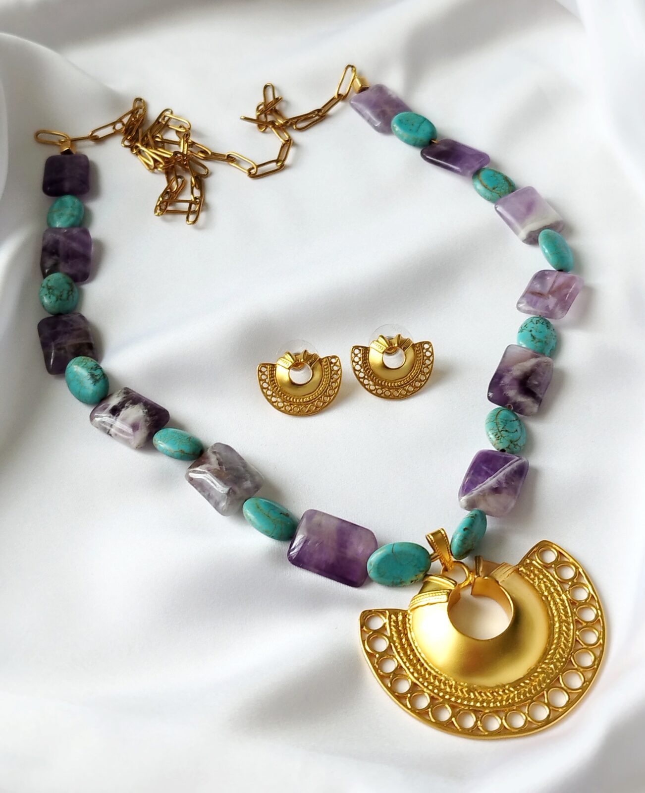 Collar  Precolombino en Amatistas y Howlita azul – Dije  de Nariguera Semilunar de la cultura indígena Tairona.