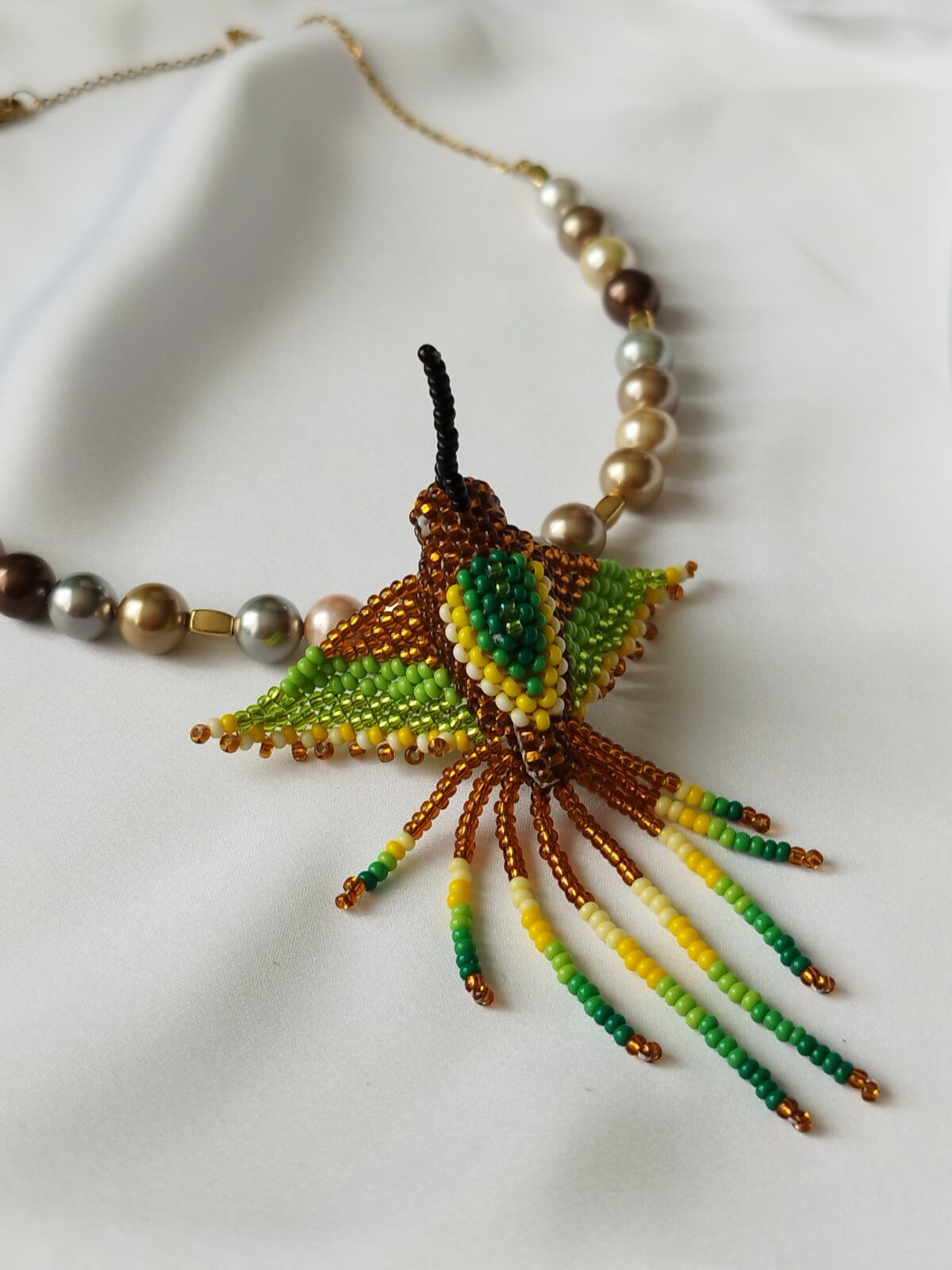 Gargantilla en Perlas Shell - con Dije de Colibrí tejido a mano por indígenas del Putumayo.