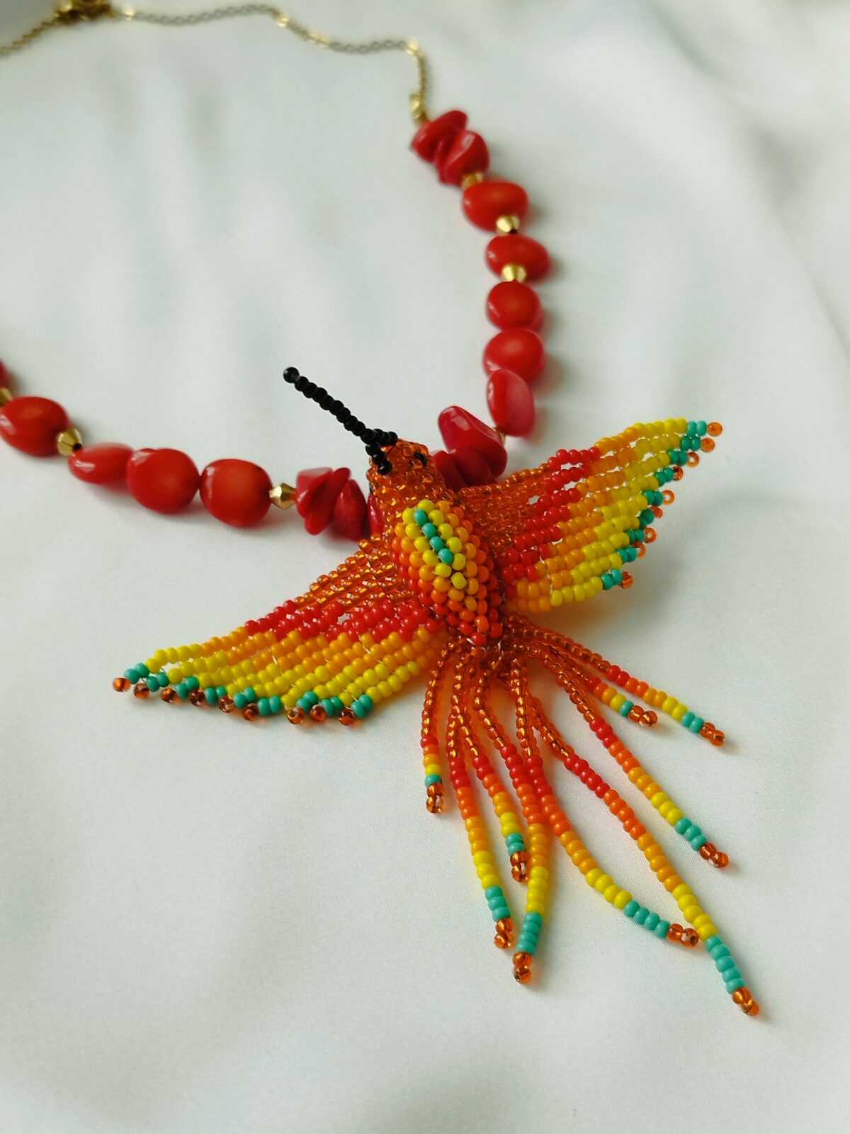 Gargantilla en Corales  - con Dije de Colibrí tejido a mano por indígenas del Putumayo.