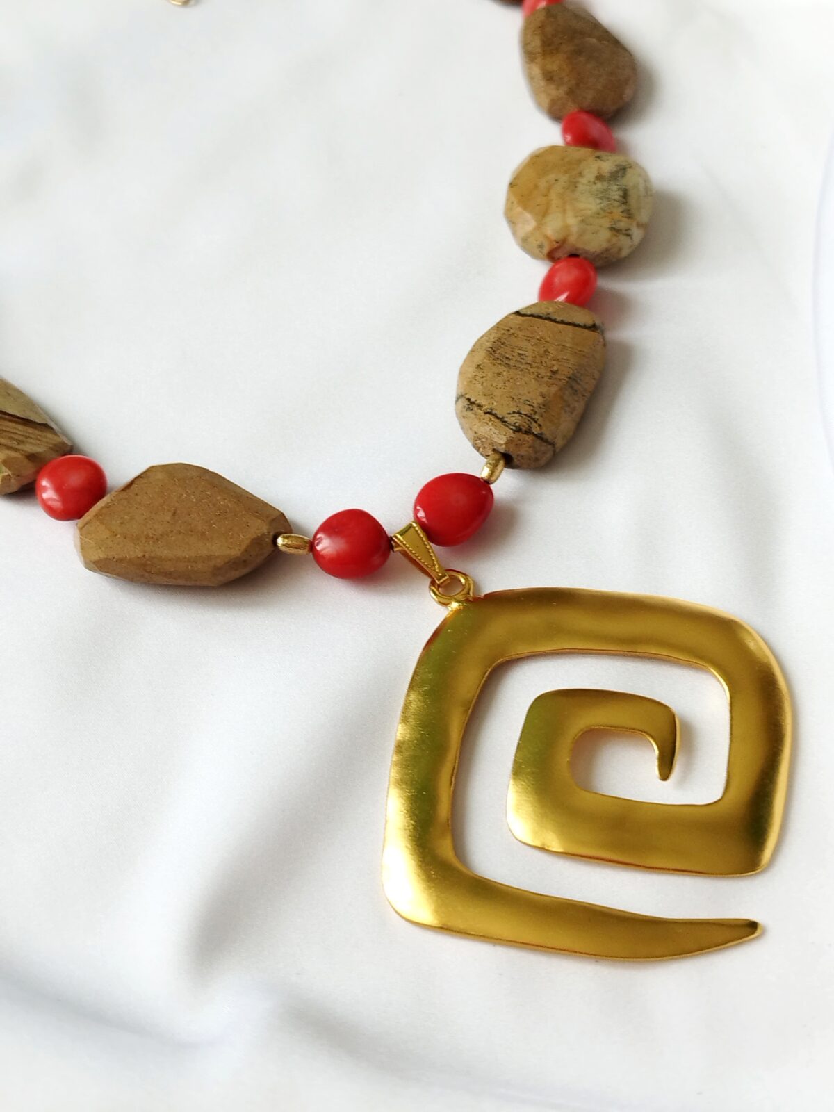 Collar largo Precolombino en Piedras naturales de Jasper Madera y Corales – Dije representativo de la cultura indígena Calima. - Imagen 2