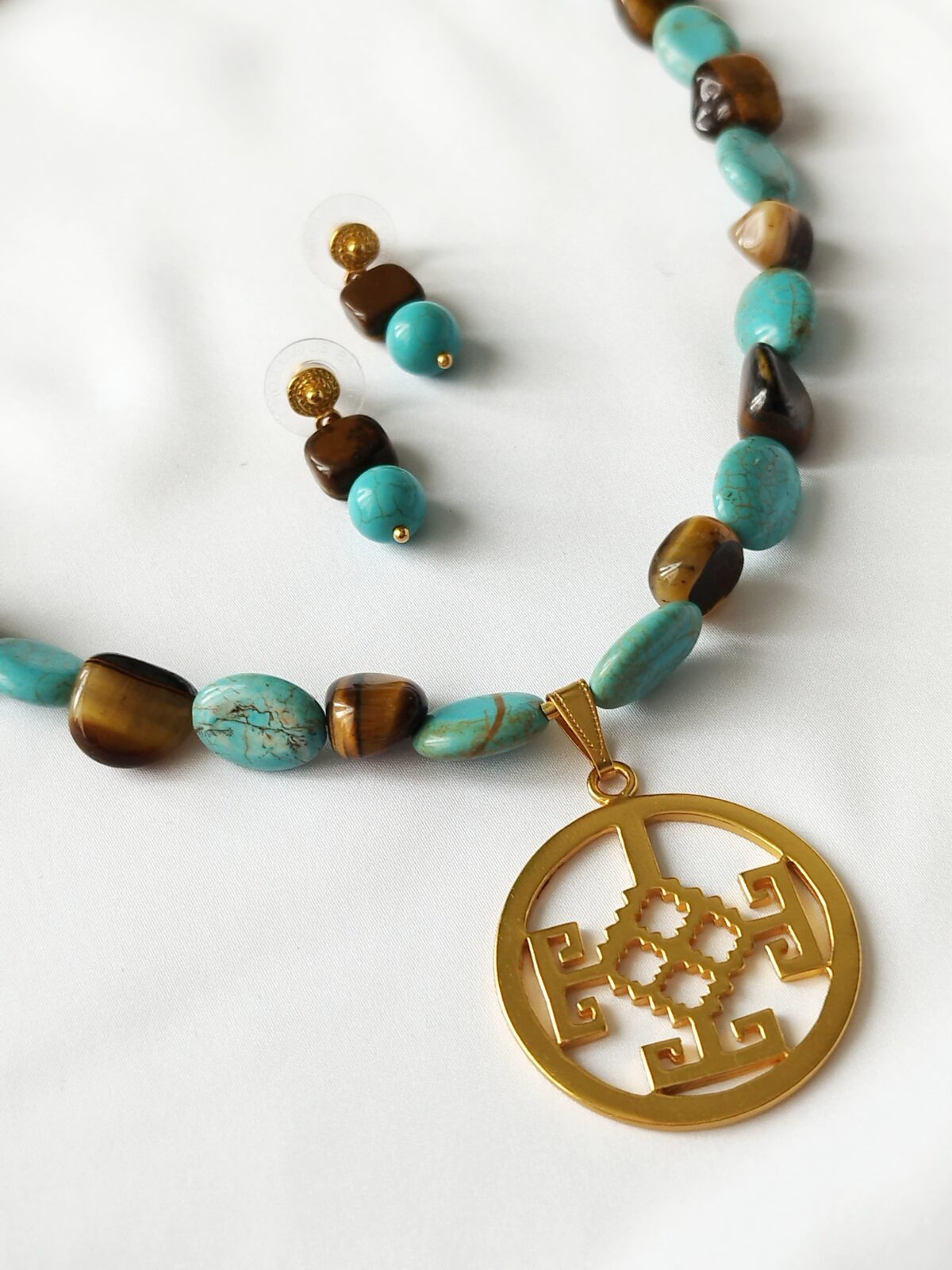 Juego de Collar y Aretes Precolombino en piedras naturales de Ojo de Tigre y Howlite – Dije  de Colgante Martillado de la cultura indígena de Nariño. - Imagen 2