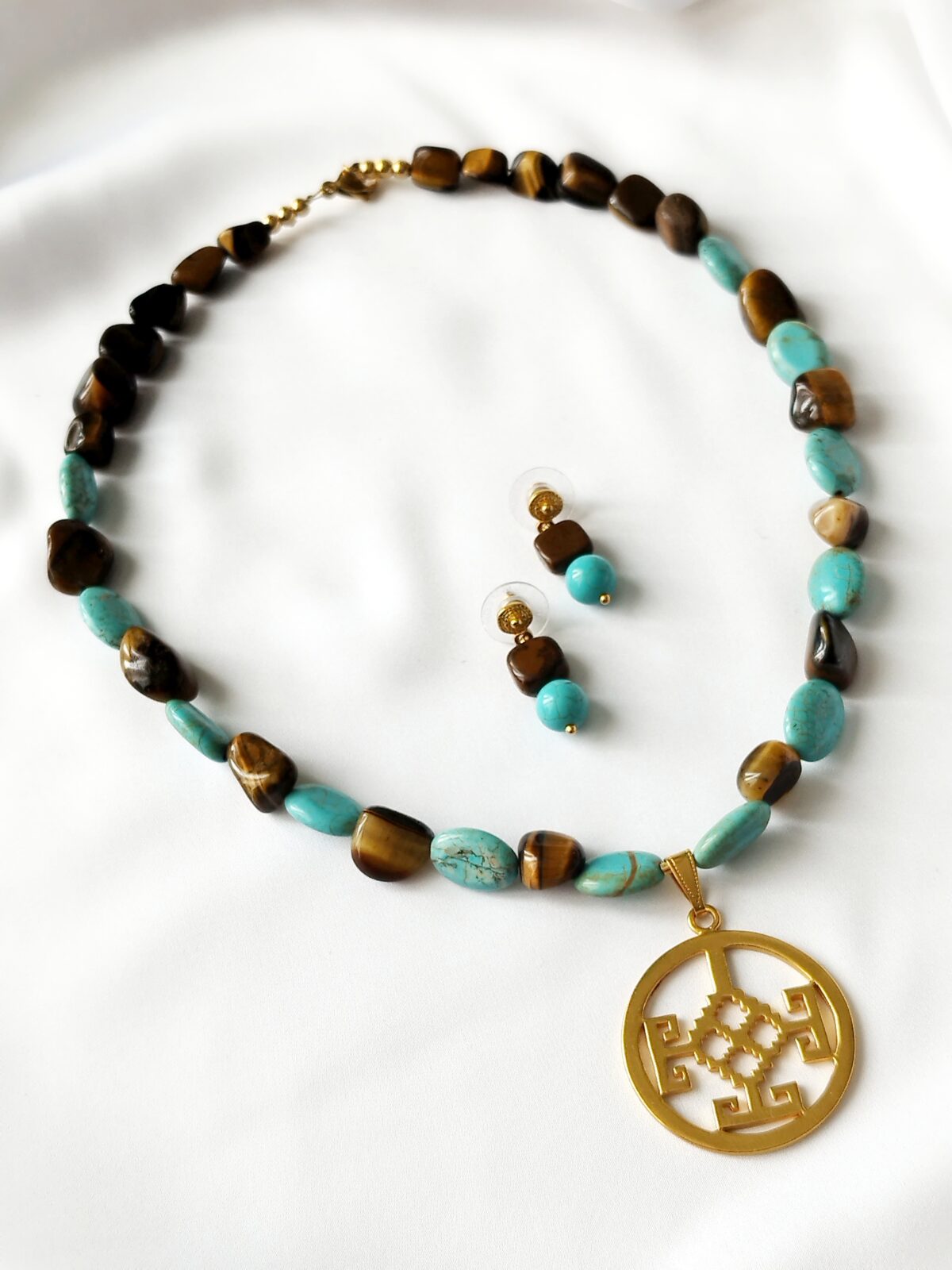 Juego de Collar y Aretes Precolombino en piedras naturales de Ojo de Tigre y Howlite – Dije  de Colgante Martillado de la cultura indígena de Nariño.
