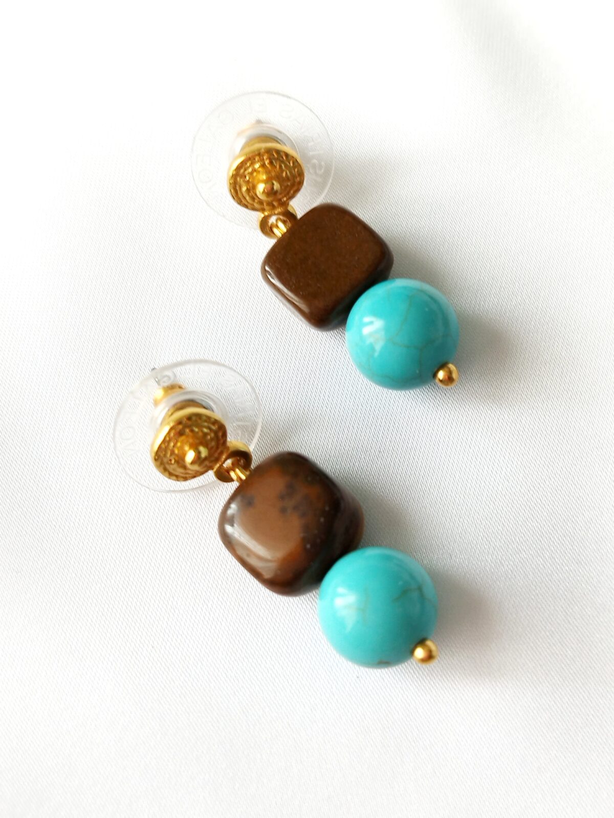 Juego de Collar y Aretes Precolombino en piedras naturales de Ojo de Tigre y Howlite – Dije  de Colgante Martillado de la cultura indígena de Nariño. - Imagen 3