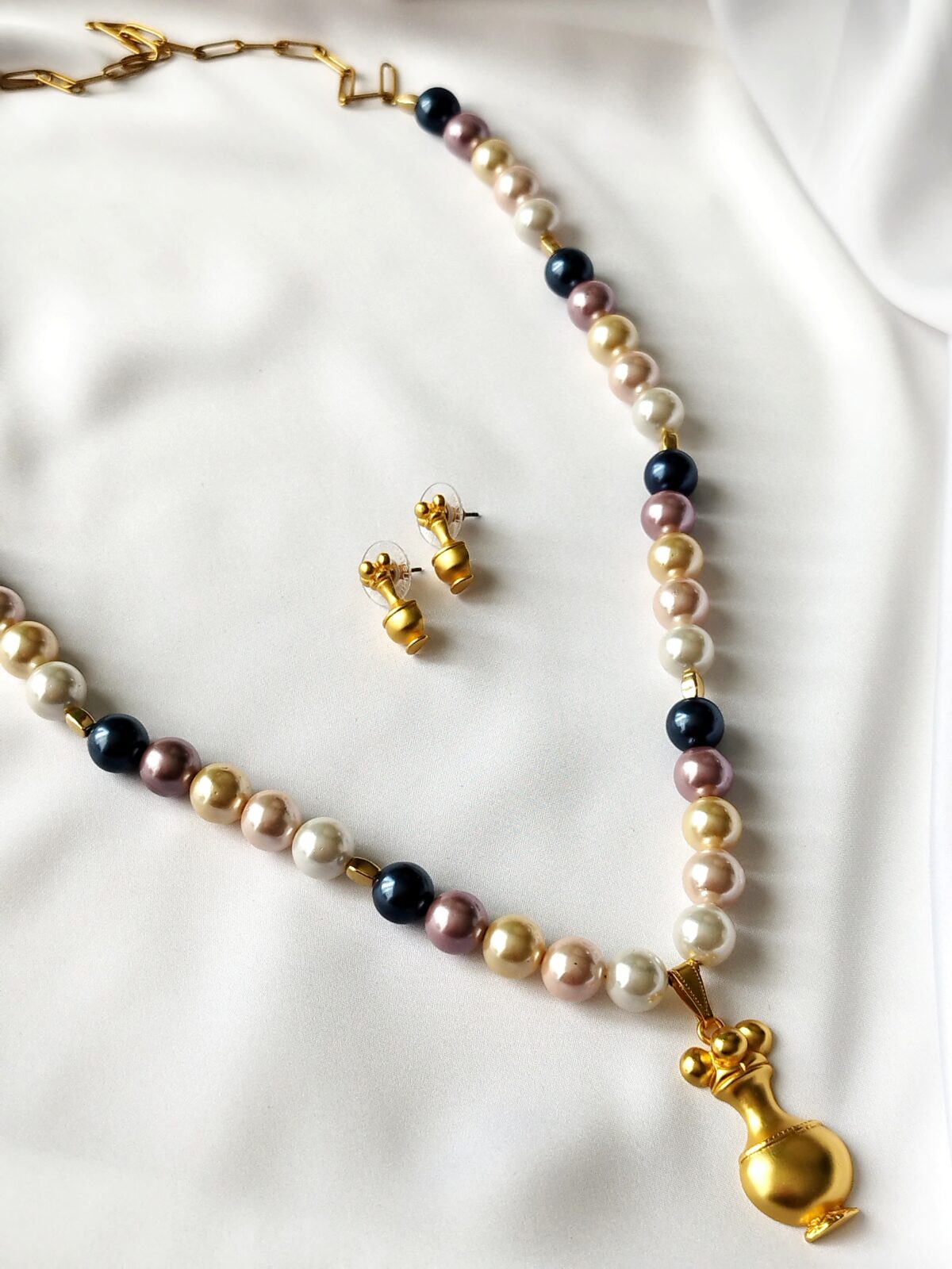 Juego de Collar y Aretes   Precolombino en Perlas Shell – Dije  de Poporo de la cultura indígena Quimbaya.