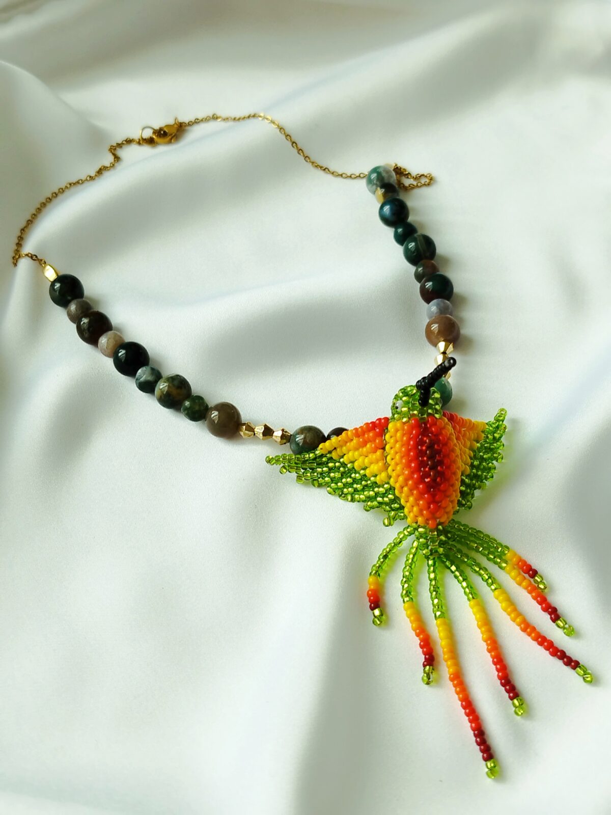 Gargantilla en Piedras naturales de Ágata Hindú - con Dije de Colibrí tejido a mano por indígenas del Putumayo.
