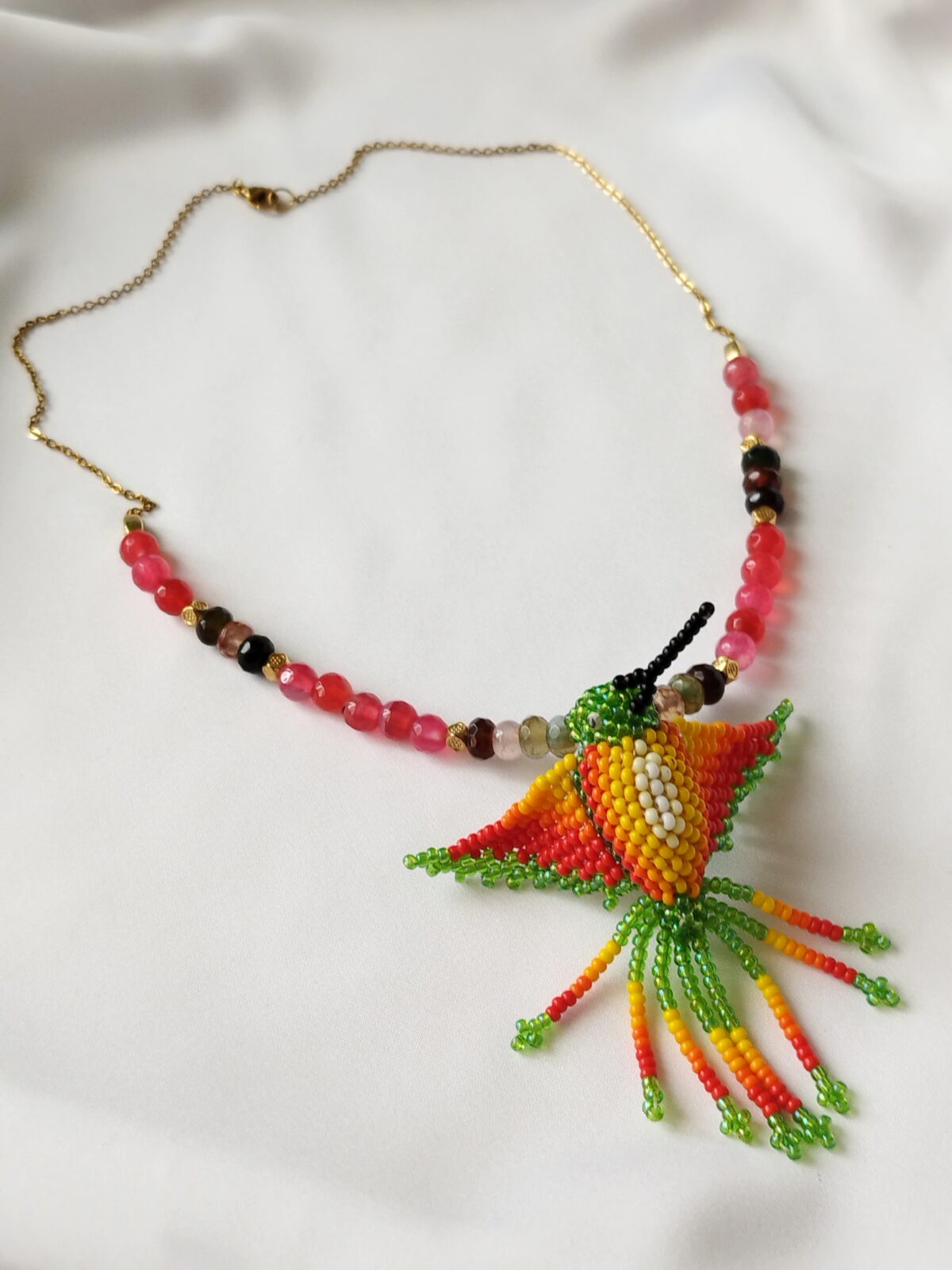 Gargantilla en Piedras naturales de Ágatas mini - con Dije de Colibrí tejido a mano por indígenas del Putumayo.
