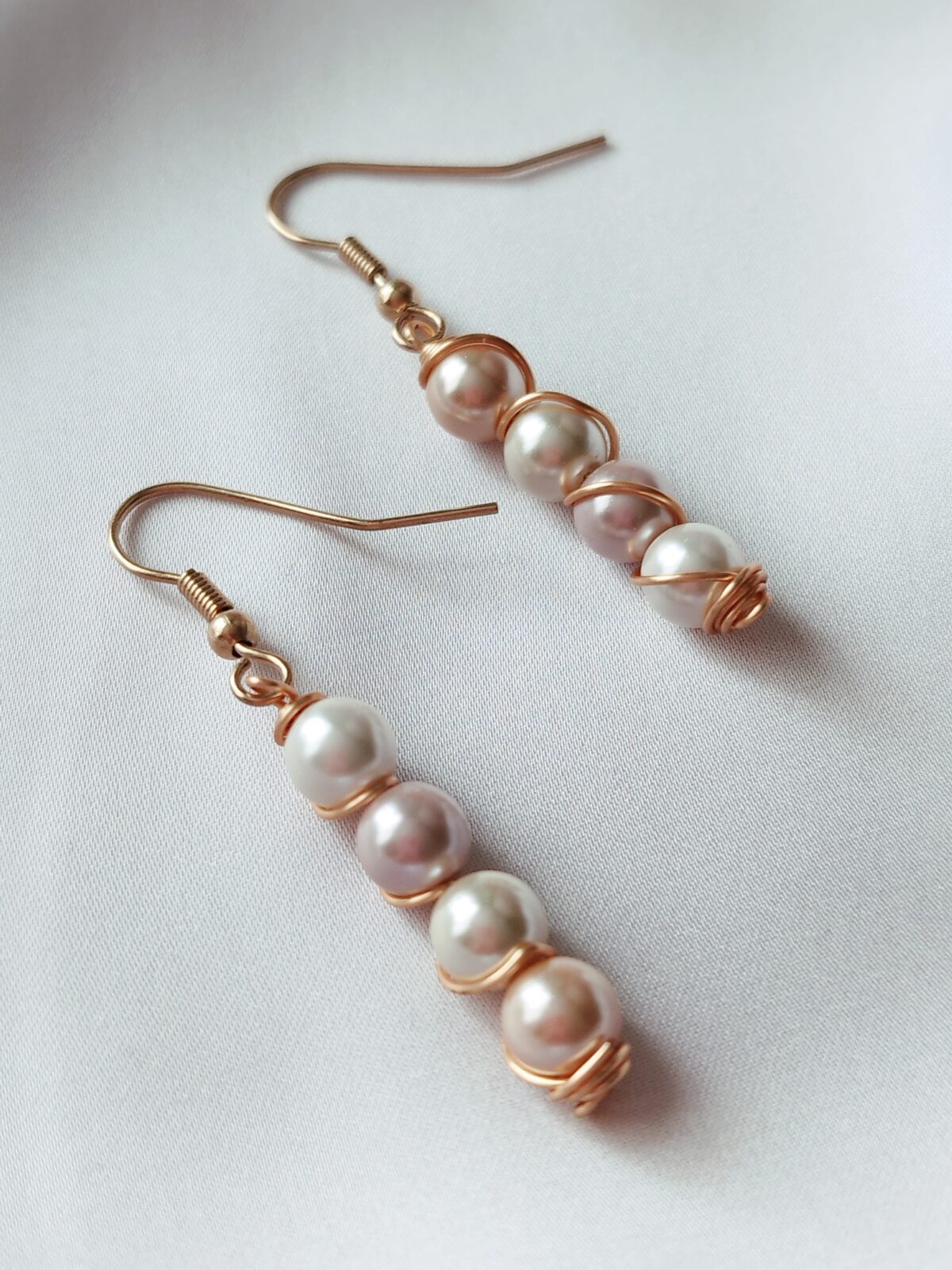 Aretes de Piedra natural pequeña, antorchados en alambrismo. Gancho en acero