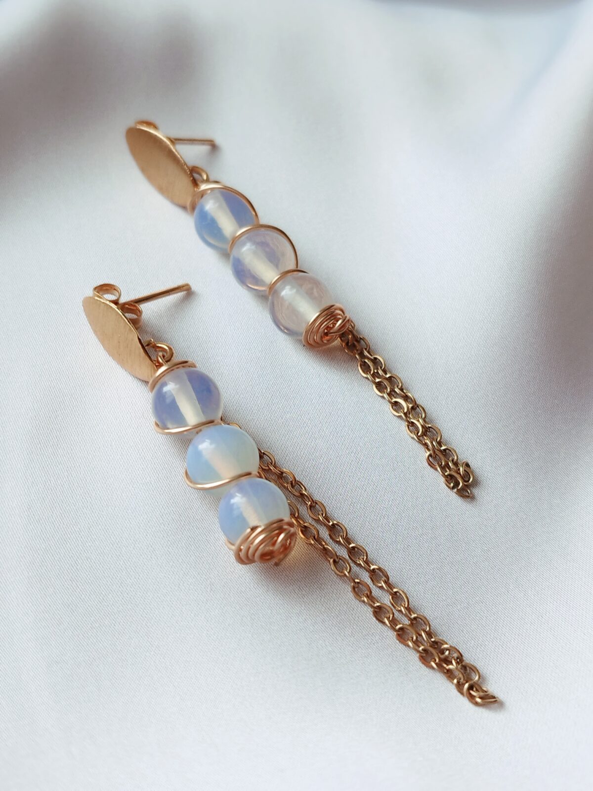 Aretes de Piedra natural de Ópalos, Con detalle de alambrismo topo y cadenas de acero