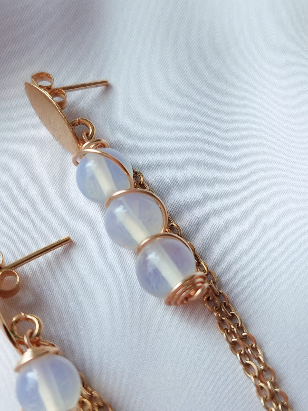 Aretes de Piedra natural de Ópalos, Con detalle de alambrismo topo y cadenas de acero - Imagen 2