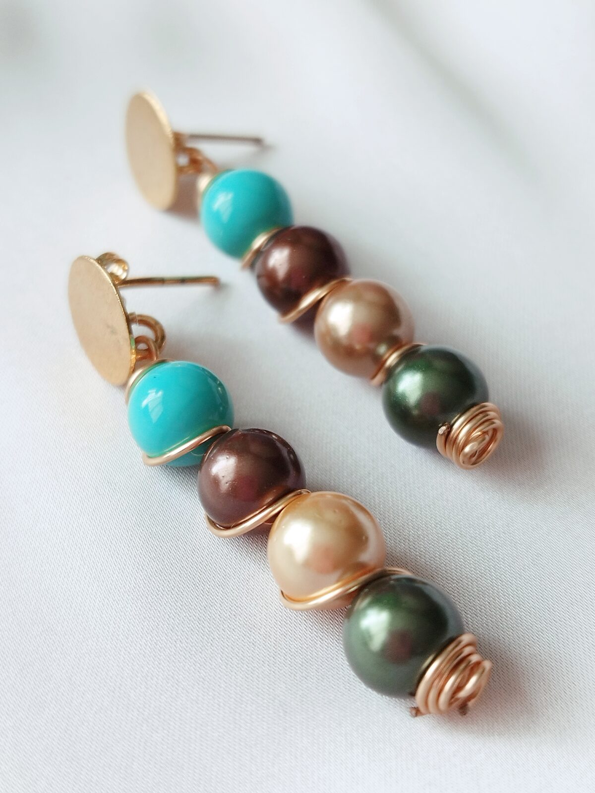Aretes de Perlas Shell, Con detalle de alambrismo. Topo de bronce.