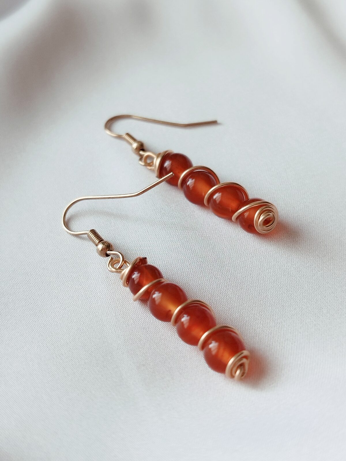 Aretes de Piedra natural pequeña, antorchados en alambrismo. Gancho en acero - Imagen 2