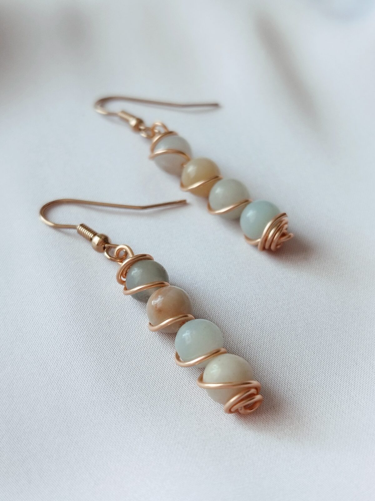 Aretes de Piedra natural pequeña, antorchados en alambrismo. Gancho en acero - Imagen 3