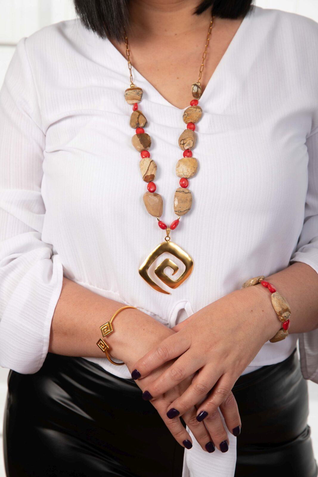Collar largo Precolombino en Piedras naturales de Jasper Madera y Corales – Dije representativo de la cultura indígena Calima. - Imagen 3