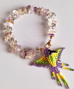 Pulsera en Piedras naturales de Cuarzos rosados, Amatistas, Cuarzos cristal y Citrino con Dije de Colibrí tejido a mano por indígenas del Putumayo.