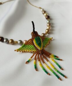Gargantilla en Perlas Shell - con Dije de Colibrí tejido a mano por indígenas del Putumayo.