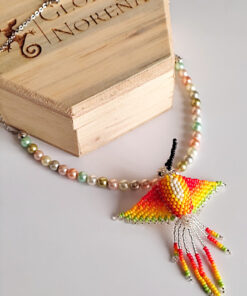Gargantilla en Perlas Shell pastel - con Dije de Colibrí tejido a mano por indígenas del Putumayo.
