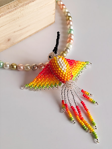 Gargantilla en Perlas Shell pastel - con Dije de Colibrí tejido a mano por indígenas del Putumayo. - Imagen 2