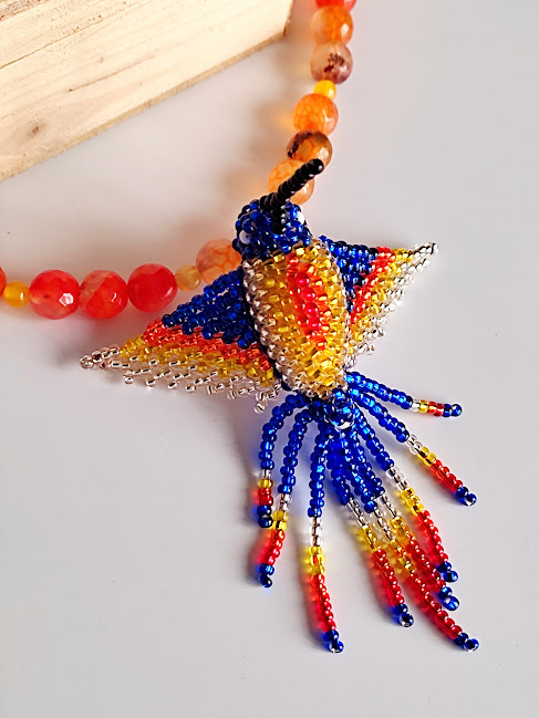 Gargantilla en Piedras naturales de Ágata Facetada - con Dije de Colibrí tejido a mano por indígenas del Putumayo. - Imagen 2