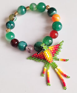 Pulsera en Piedras naturales de Ágatas lisas con Dije de Colibrí tejido a mano por indígenas del Putumayo.