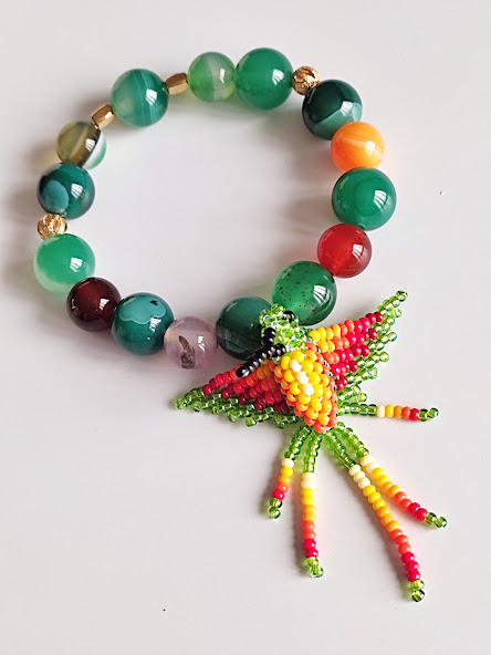 Pulsera en Piedras naturales de Ágatas lisas con Dije de Colibrí tejido a mano por indígenas del Putumayo.