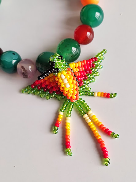 Pulsera en Piedras naturales de Ágatas lisas con Dije de Colibrí tejido a mano por indígenas del Putumayo. - Imagen 2