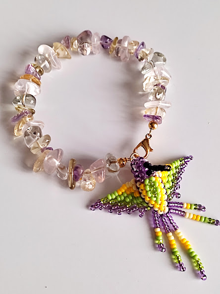 Pulsera en Piedras naturales de Cuarzos rosados, Amatistas, Cuarzos cristal y Citrino con Dije de Colibrí tejido a mano por indígenas del Putumayo.