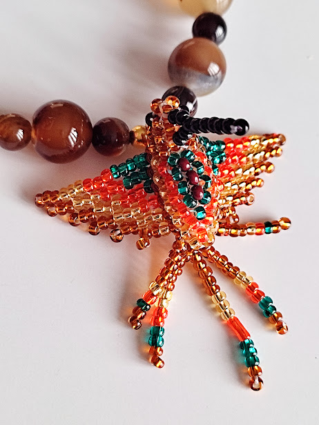 Pulsera en Piedras naturales de Ágatas lisas con Dije de Colibrí tejido a mano por indígenas del Putumayo. - Imagen 2