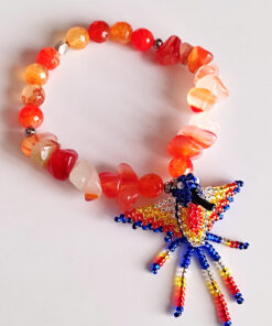 Pulsera en Piedras naturales de Ágatas facetadas con Dije de Colibrí tejido a mano por indígenas del Putumayo.