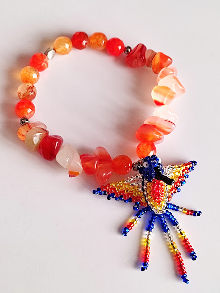 Pulsera en Piedras naturales de Ágatas facetadas con Dije de Colibrí tejido a mano por indígenas del Putumayo.