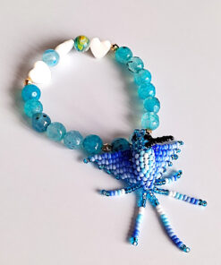 Pulsera en Piedras naturales de Agatas Facetadas y corazones de nácar con Dije de Colibrí tejido a mano por indígenas del Putumayo.