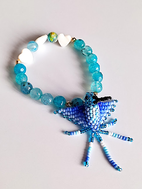 Pulsera en Piedras naturales de Agatas Facetadas y corazones de nácar con Dije de Colibrí tejido a mano por indígenas del Putumayo.