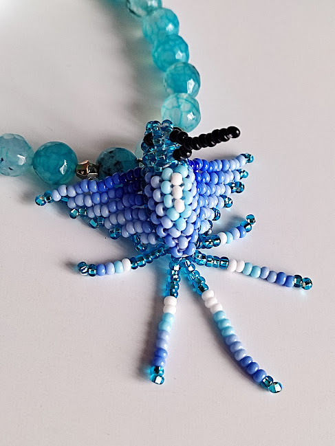 Pulsera en Piedras naturales de Agatas Facetadas y corazones de nácar con Dije de Colibrí tejido a mano por indígenas del Putumayo. - Imagen 2