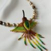 Gargantilla en Perlas Shell - con Dije de Colibrí tejido a mano por indígenas del Putumayo.