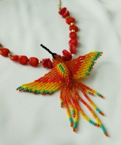 Gargantilla en Corales  - con Dije de Colibrí tejido a mano por indígenas del Putumayo.