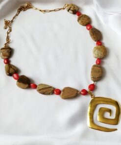 Collar largo Precolombino en Piedras naturales de Jasper Madera y Corales – Dije representativo de la cultura indígena Calima.