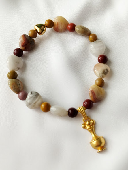 Pulsera en piedras naturales de Ágata – Dije Precolombino de Poporo Quimbaya