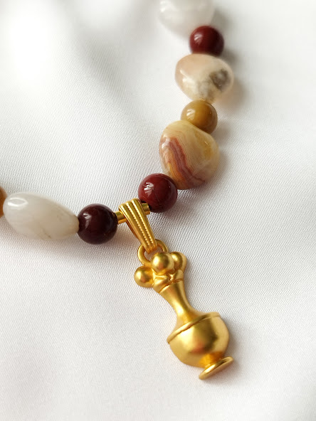 Pulsera en piedras naturales de Ágata – Dije Precolombino de Poporo Quimbaya - Imagen 2