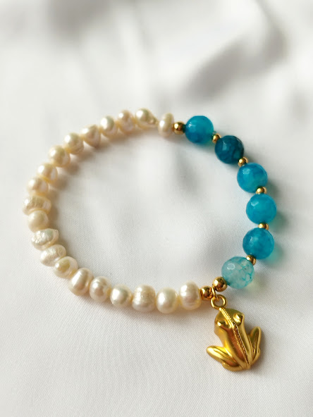 Pulsera en Perlas Cultivadas y Ágatas azuladas – Dije Precolombino de Rana de Trenza Tairona