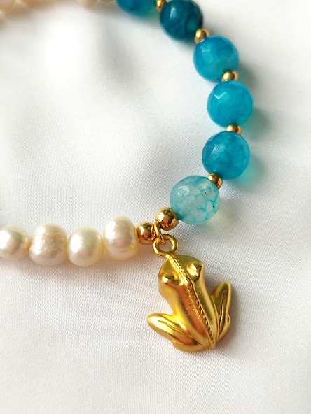 Pulsera en Perlas Cultivadas y Ágatas azuladas – Dije Precolombino de Rana de Trenza Tairona - Imagen 2