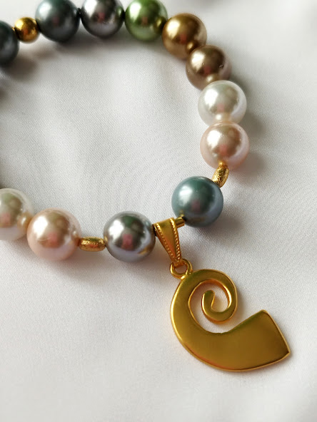 Pulsera en Perlas Shell – Dije Precolombino de Pectoral Tairona - Imagen 2