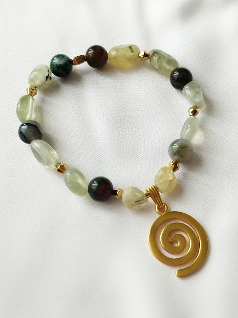 Pulsera en piedras naturales de Peronita y Ágata Hindú  – Dije Precolombino de Espiral Quimbaya.