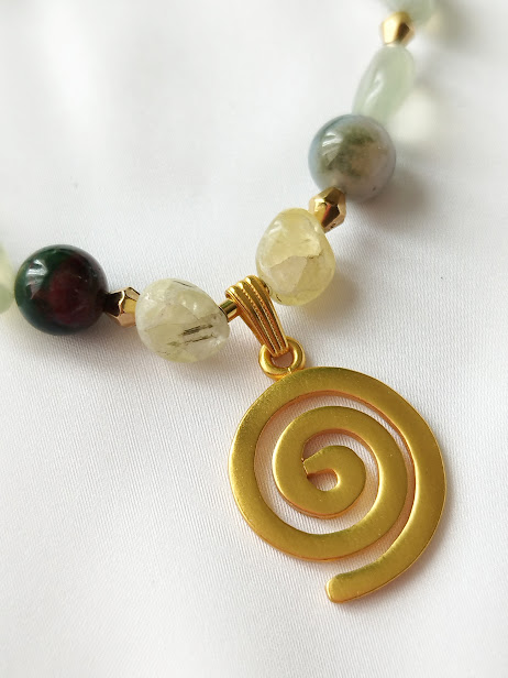 Pulsera en piedras naturales de Peronita y Ágata Hindú  – Dije Precolombino de Espiral Quimbaya. - Imagen 2