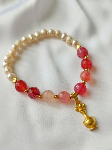 Pulsera en Perlas Cultivadas y Ágatas Facetadas salmón – Dije Precolombino de Poporo Quimbaya