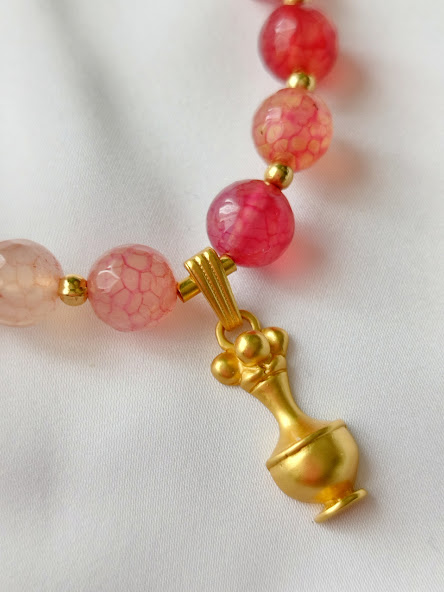 Pulsera en Perlas Cultivadas y Ágatas Facetadas salmón – Dije Precolombino de Poporo Quimbaya - Imagen 2