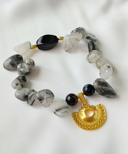 Pulsera en Piedras naturales de cuarzo turmalinado  – Dije Precolombino Nariguera Semilunar Tairona