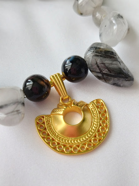 Pulsera en Piedras naturales de cuarzo turmalinado  – Dije Precolombino Nariguera Semilunar Tairona - Imagen 2