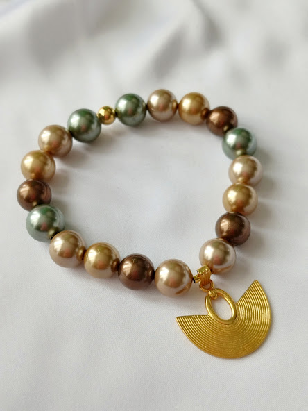 Pulsera en piedras naturales de Perlas Shell – Dije Precolombino Nariguera Sinú