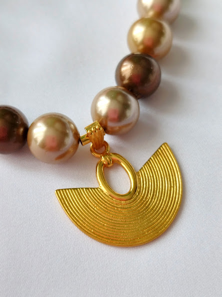 Pulsera en piedras naturales de Perlas Shell – Dije Precolombino Nariguera Sinú - Imagen 2